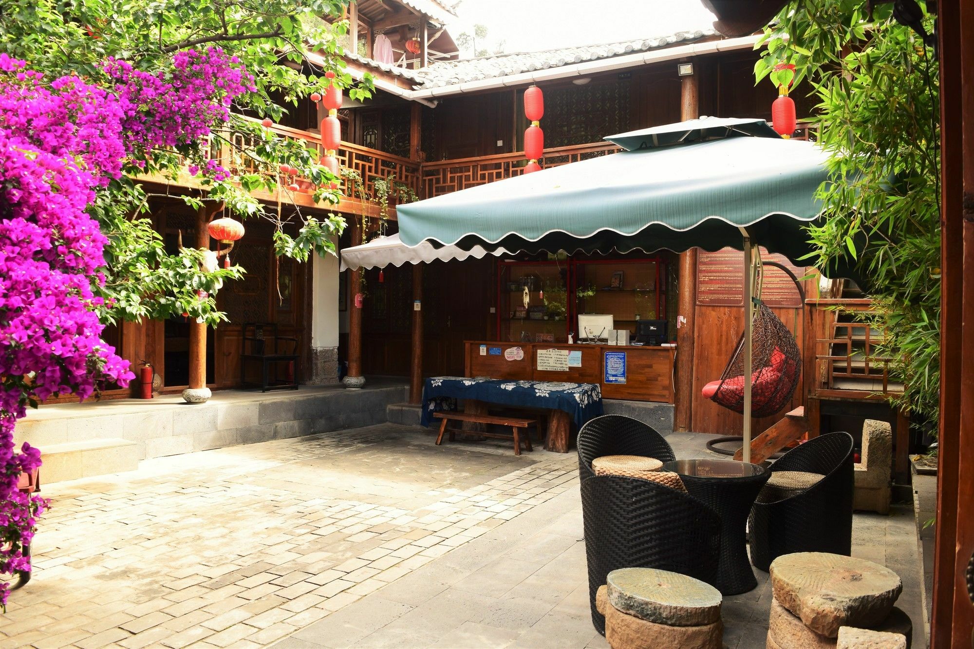 Runtong International Youth Hostel Lijiang  Exteriör bild